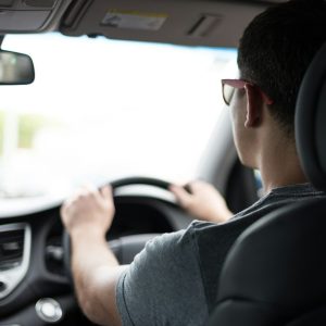 hombre conduciendo un auto durante el día -Autoescuela en Oviedo